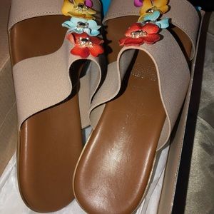 Women comfortable flats size 8M. Only has been worn a few times. Like new